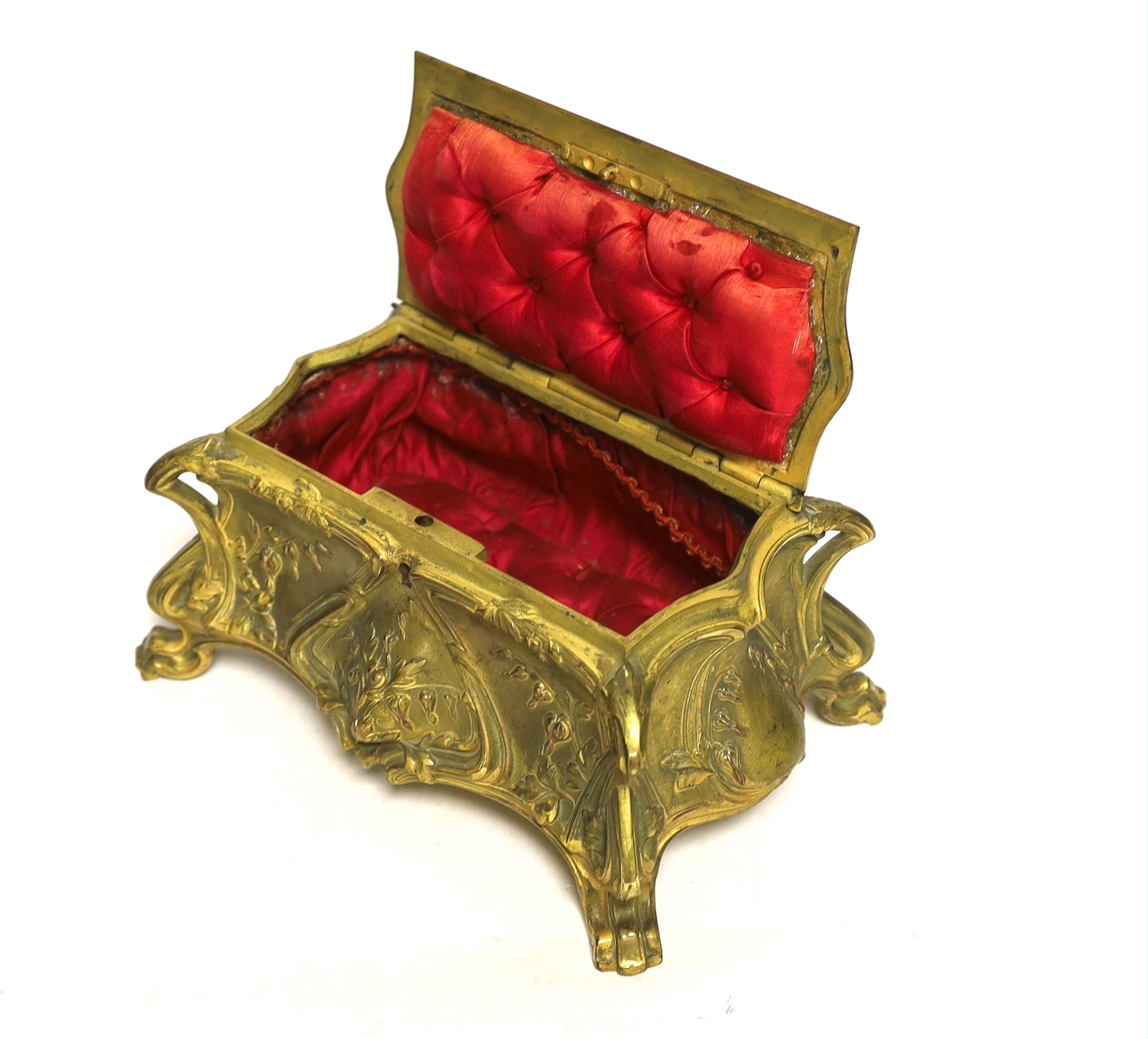 An Art Nouveau gilt metal jewellery casket with padded lining, 23cm wide
